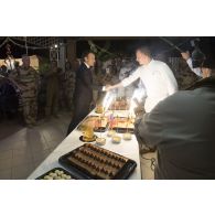 Le président de la République Emmanuel Macron fête son anniversaire auprès des soldats à Niamey, au Niger.