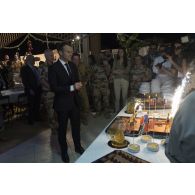 Le président de la République Emmanuel Macron fête son anniversaire auprès des soldats à Niamey, au Niger.