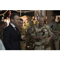 Le président de la République Emmanuel Macron prononce un discours pour sa fête d'anniversaire auprès des soldats à Niamey, au Niger.