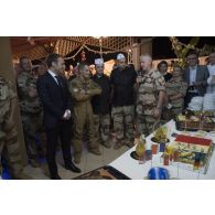 Le général Bruno Guibert prononce un discours pour la fête d'anniversaire du président de la République Emmanuel Macron auprès des soldats à Niamey, au Niger.