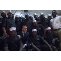 Le président de la République Emmanuel Macron pose aux côtés des cuisiniers et serveurs nigériens du mess de Niamey, au Niger.