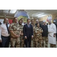 Le président de la République Emmanuel Macron pose aux côtés de l'équipe responsable des prestations au mess de Niamey, au Niger.