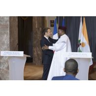Le Président de la République Emmanuel Macron participe à une conférence de presse aux côtés de son homologue Mahamadou Issoufou au palais présidentiel de Niamey, au Niger.