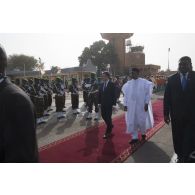 Le Président de la République Emmanuel Macron et son homologue Mahamadou Issoufou reçoivent les honneurs par la garde nationale nigérienne à Niamey, au Niger.