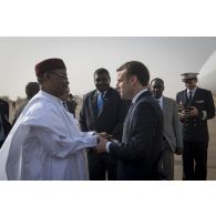 Le Président de la République Emmanuel Macron et son homologue Mahamadou Issoufou reçoivent les honneurs par la garde nationale nigérienne à Niamey, au Niger.