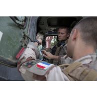 Le médecin principal Jean-Dominique se coordonne avec le pilote de son véhicule de l'avant blindé sanitaire (VAB SAN) avant de partir en mission depuis Tombouctou, au Mali.