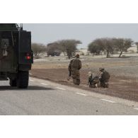 Des démineurs du 13e régiment du génie (RG) effectuent un contrôle le périmètre en bord de route dans la région de Bitagoungou, au Mali.