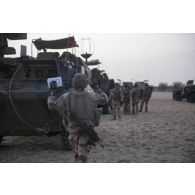 Un soldat guide le placement des véhicules pour l'installation d'une base opérationnelle avancée temporaire (BOAT) dans la région de Bitagoungou, au Mali.