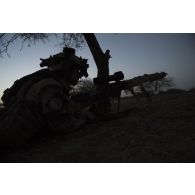 Un tireur d'élite sécurise le périmètre au moyen de son fusil de précision FR-F2 dans la région de Bitagoungou, au Mali.