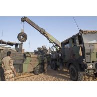 Un camion lourd de dépannage (CLD) récupère la roue d'un véhicule de l'avant blindé (VAB) ensablé dans la région de Bitagoungou, au Mali.