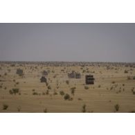 Des véhicules progressent en convoi sur la route de Bitagoungou, au Mali.