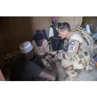 Le capitaine Clément du régiment de marche du Tchad (RMT) s'entretient avec le chef de la ville de Bitagoungou, au Mali.