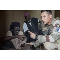 Le capitaine Clément du régiment de marche du Tchad (RMT) s'entretient avec le chef de la ville de Bitagoungou, au Mali.