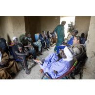 Le capitaine Clément du régiment de marche du Tchad (RMT) s'entretient avec le chef de la ville de Bitagoungou, au Mali.