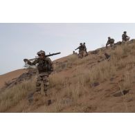 Un groupe de tireurs d'élite longue distance (TELD) progresse dans la région de Bitagoungou, au Mali.