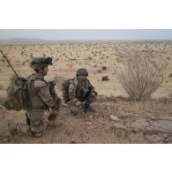 Un groupe de tireurs d'élite longue distance (TELD) se positionne sur un point haut de la région de Bitagoungou, au Mali.