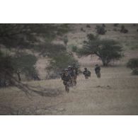 Un groupe de tireurs d'élite longue distance (TELD) progresse dans la région de Bitagoungou, au Mali.