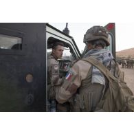 Le capitaine Clément du régiment de marche du Tchad (RMT) se coordonne avec un de ses chefs de section à bord de son petit véhicule protégé (PVP) de commandement dans la région de Bitagoungou, au Mali.
