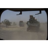 Un véhicule de l'avant blindé (VAB) et un petit véhicule protégé (PVP) progressent en convoi dans la région de Bitagoungou, au Mali.