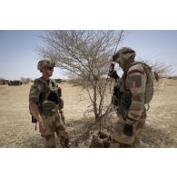 Le capitaine Bastien de l'équipe joint terminal attack controller (JTAC) communique par radio pour une évacuation sanitaire dans la région de Bitagoungou, au Mali.
