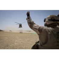 Le capitaine Bastien de l'équipe joint terminal attack controller (JTAC) guide l'arrivée d'un hélicoptère Caïman NH-90 pour une évacuation sanitaire dans la région de Bitagoungou, au Mali.