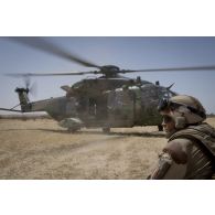 Le capitaine Bastien de l'équipe joint terminal attack controller (JTAC) guide l'arrivée d'un hélicoptère Caïman NH-90 pour une évacuation sanitaire dans la région de Bitagoungou, au Mali.
