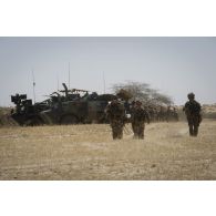 Des auxiliaires sanitaires évacuent un blessé dans la région de Bitagoungou, au Mali.