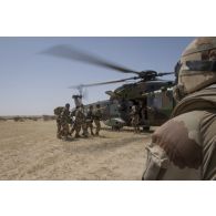Des auxiliaires sanitaires évacuent un blessé par hélicoptère Caïman NH-90 dans la région de Bitagoungou, au Mali.
