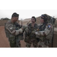 Des soldats du régiment de marche du Tchad (RMT) se préparent à partir en mission depuis Tombouctou, au Mali.