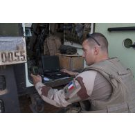 Un chef de section du régiment de marche du Tchad (RMT) se prépare à partir en mission à bord de son petit véhicule protégé (PVP) depuis Tombouctou, au Mali.