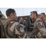 Un agent des actions civilo-militaires (CIMIC) se prépare à partir en mission avec les soldats du régiment de marche du Tchad (RMT) depuis Tombouctou, au Mali.