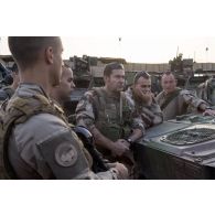 Des chefs d'unité du partenariat militaire opértionnel participent à un briefing avant de partir en mission depuis Tombouctou, au Mali.