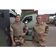 Desnsoldats se péparent à partir en mission à bord de leur petit véhicule protégé (PVP) depuis Tombouctou, au Mali.