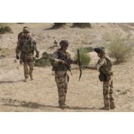 Des soldats du régiment de marche du Tchad (RMT) se préparent à désensabler leur véhicule dans la région de Bitagoungou, au Mali.