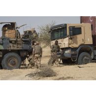 Des soldats du régiment de marche du Tchad (RMT) se préparent à désensabler leur véhicule dans la région de Bitagoungou, au Mali.