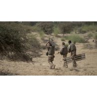 Des soldats du régiment de marche du Tchad (RMT) se préparent à désensabler leur véhicule dans la région de Bitagoungou, au Mali.