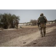 Des démineurs du 13e régiment du génie (RG) contrôlent le périmètre dans la région de Bitagoungou, au Mali.