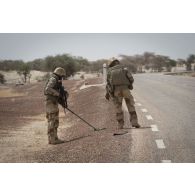Des démineurs du 13e régiment du génie (RG) contrôlent le périmètre dans la région de Bitagoungou, au Mali.