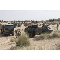 Des soldats du régiment de marche du Tchad (RMT) se préparent à désensabler leur véhicule dans la région de Bitagoungou, au Mali.