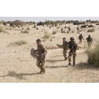 Des soldats du régiment de marche du Tchad (RMT) se préparent à désensabler leur véhicule dans la région de Bitagoungou, au Mali.