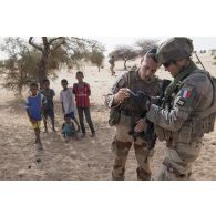 Un chef de section du régiment de marche du Tchad (RMT) commnique par téléphone portable dans la région de Bitagoungou, au Mali.
