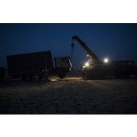 Un camion lourd de dépannage (CLD) soulève un camion semi-remorque pour son dépannage dans la région de Bitagoungou, au Mali.