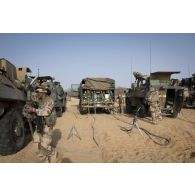 Des soldats du Service des essences des armées (SEA) ravitaillent un véhicule de l'avant blindé (VAB) en carburant au moyen d'un camion-citerne polyvalent de 10m3 (CCP 10m3) à Bitagoungou, au Mali.