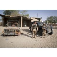 Des soldats du régiment de marche du Tchad (RMT) sécurisent le périmètre à Bitagoungou, au Mali.