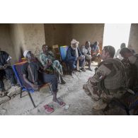 Le capitaine Clément du régiment de marche du Tchad (RMT) s'entretient avec le chef de la ville de Bitagoungou, au Mali.