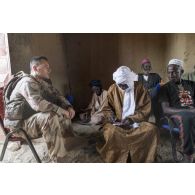 Le capitaine Clément du régiment de marche du Tchad (RMT) s'entretient avec le chef de la ville de Bitagoungou, au Mali.