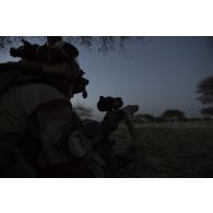 Un tireur d'élite sécurise le périmètre au moyen de son fusil de précision FR-F2 dans la région de Bitagoungou, au Mali.