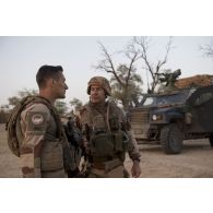 Le capitaine Clément du régiment de marche du Tchad (RMT) se coordonne avec un agent des actions civilo-militaires (CIMIC) dans la région de Bitagoungou, au Mali.