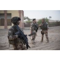 Un soldat du régiment de marche du Tchad (RMT) sécurise le périmètre dans les rues de Bitagoungou, au Mali.
