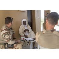 Le capitaine Clément du régiment de marche du Tchad (RMT) accompagné d'un agent des actions civilo-militaires (CIMIC) discute avec un chef de quartier à Bitagoungou, au Mali.